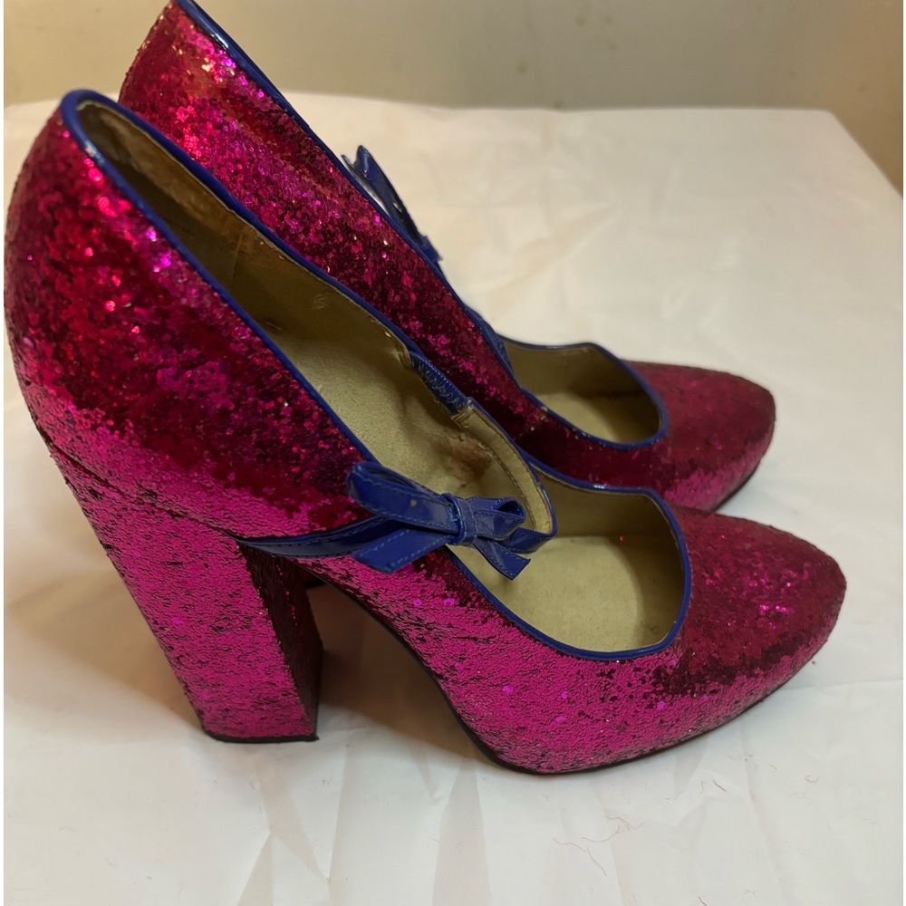 I’m selling these vintage shoes that are fashion statement.